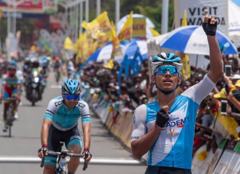 Edwin Ávila y su celebración en la cuarta etapa del Tour de Ruanda. FOTO @Ultimo_km1