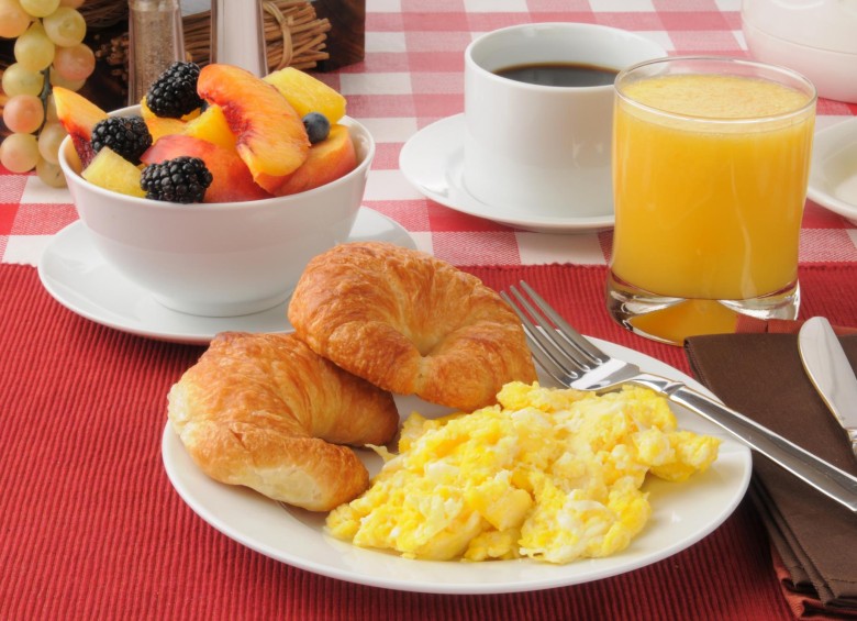 El desayuno es una comida fundamental, no la omita. Incluya fruta, harina, lácteos. Lo importante es la porción, no exagere. Debe ser máximo una hora después de levantarse. FOTO sstock