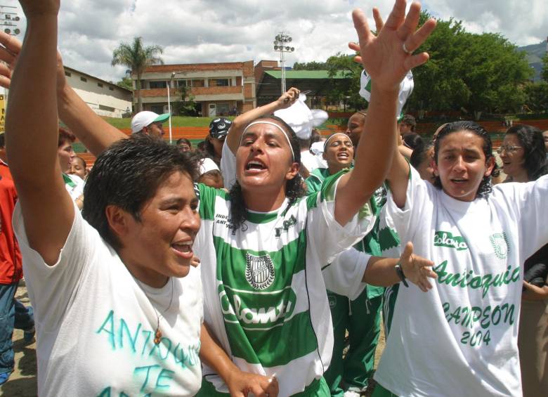 En 2004, en Envigado, las paisas sumaron un nuevo trofeo en su palmarés nacional. Aquí, el festejo.