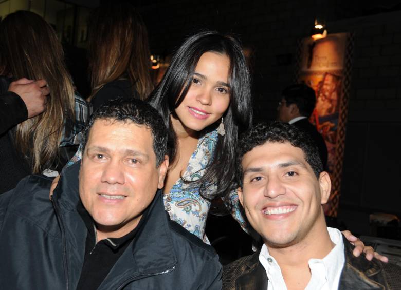 Hebert King, a la izquierda, con Mimi Anaya y Héctor Zuleta en el lanzamiento de la novela Tierra de cantores. FOTO Archivo El Colombiano