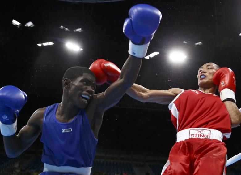 Segundo combate de Yuberjén Martínez -licra azul- y otra victoria, esta vez sobre Rogen Ladon. El paisa ya está en cuartos. Si gana el tercer combate asegura el bronce olímpico. FOTO reuters