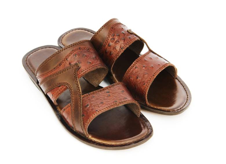 Hombres con sandalias, una tendencia de verano