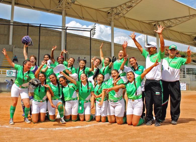 El equipo de sóftbol de la I.E. Palmira de El Peñol le dio alegrías a Antioquia en los Juegos. Terminó invicto. FOTO CORTESÍA SUPÉRATE