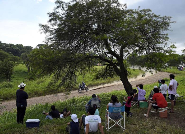 Momentos para compartir, divertirse o simplemente ver pasar el tiempo a lo largo del trazado del Dakar por Suramérica. Fotos AFP