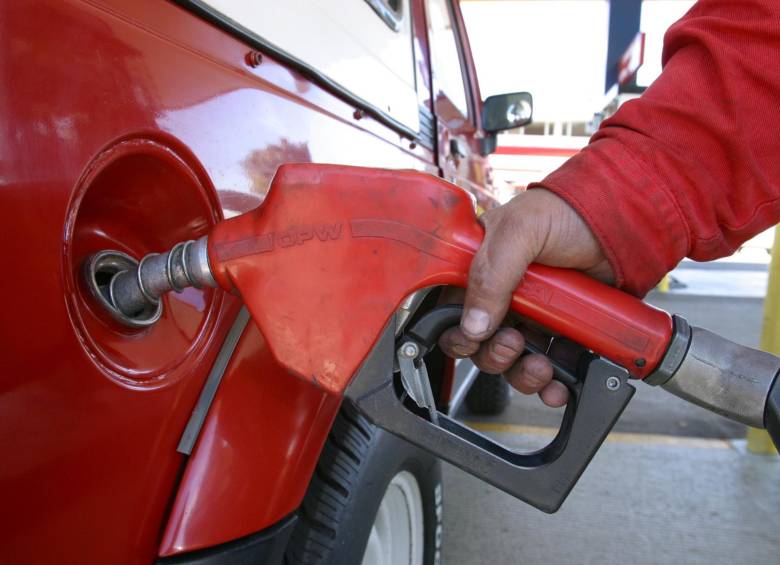 En el primer mes de mandato del Presidente Iván Duque se estableció un aumento de 36 pesos en el costo promedio del galón de gasolina y de 101 pesos en el de Acpm. FOTO COLPRENSA