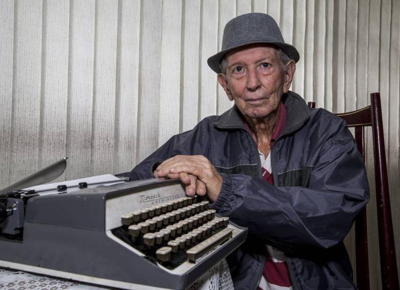 Emilio Franco, uno de los telegrafistas que tuvo Medellín. Dice que nunca guardó los telegramas porque pensó que siempre estarían. FOTO JAIME PÉREZ