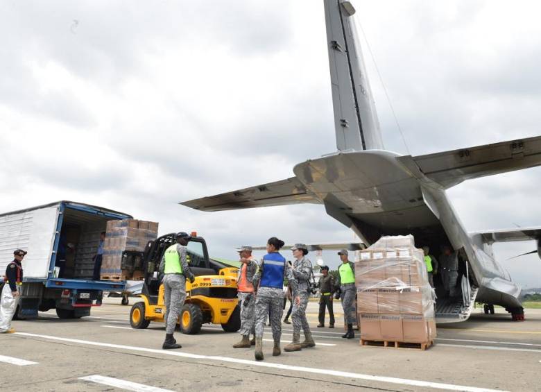 La Fuerza Aérea dispuso de varias aeronaves para transportar medicamentos y oxígeno para Cauca. FOTO cortesía mindefensa