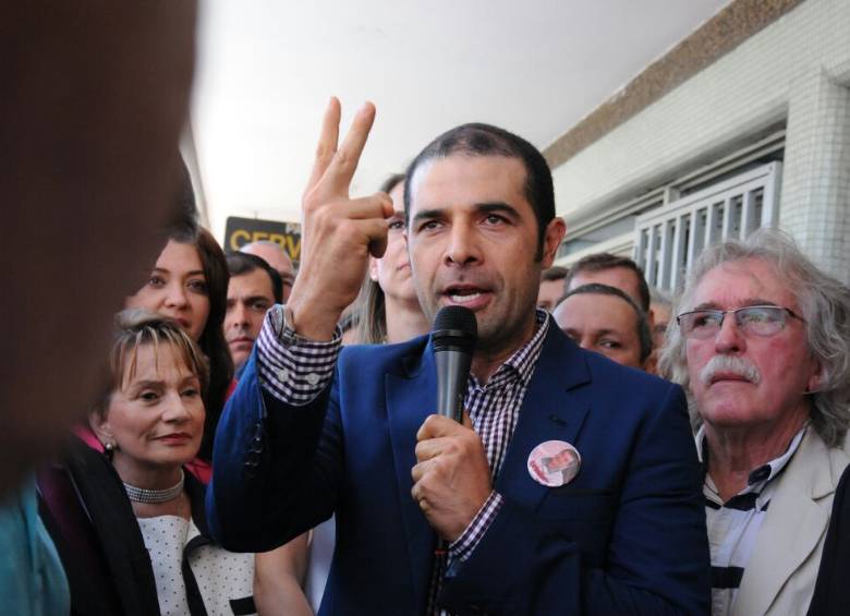 Durante la inscripción, Andrés Guerra Hoyos estuvo acompañado por líderes y seguidores del Centro Democrático. FOTO cortesía