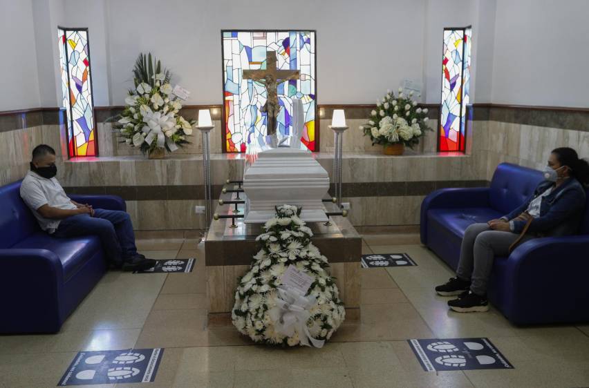 En las ceremonias y velaciones hay espacios demarcados para la ubicación de los dolientes, así se busca garantizar distanciamiento social. FOTOs manuel saldarriaga
