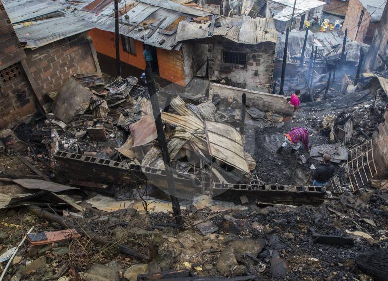 Algunos damnificados volvieron al sitio donde tenían sus casas a ver qué rescataban de las cenizas, pero otros lo hicieron para cuidar el lote para que extraños no lo invadan. FOTO Róbinson Sáenz