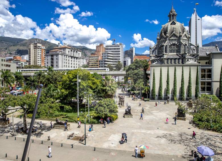 Hace 20 años nació está plaza y el renovado Museo de Antioquia. Arriba: María del Rosario Escobar y Juan Gómez Martínez. FOTOs juan antonio sánchez