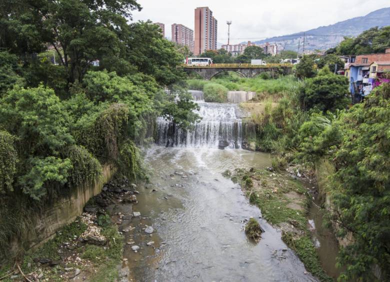 La Iguaná es una de las principales microcuencas de Medellín, en la que confluyen varias quebradas. Estas serán intervenidas como parte del saneamiento del río Aburrá. FOTO julio césar herrera