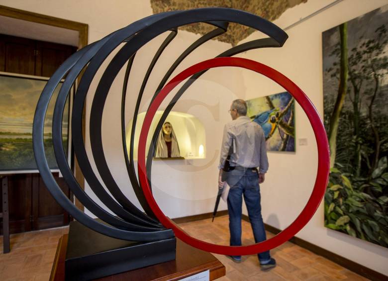 Esculturas en terracota, metal, madera y pinturas que combinan técnicas ocupan la Sala de Arte. FOTO Juan Antonio Sánchez