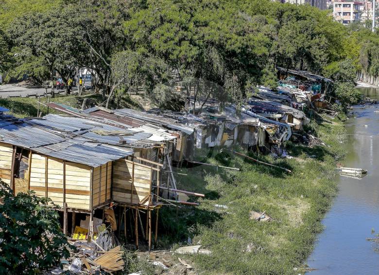 Así se ve desde el puente de la 65 este nuevo poblado subnormal, ubicado en un sector universitario y a menos de un kilómetro de la sede de la Alcaldía, en la Alpujarra. FOTO Juan Antonio Sánchez