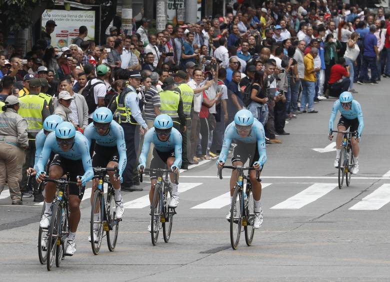 Astana, una escuadra con 13 títulos en grandes vueltas, rodando por la Oriental. FOTO manuel saldarriaga