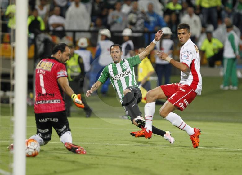 Esta es la acción del segundo gol de Nacional. El venezolano Alejandro Guerra realizó una acción individual y metió el balón entre las piernas del portero Marcos Díaz. FOTO jaime perez