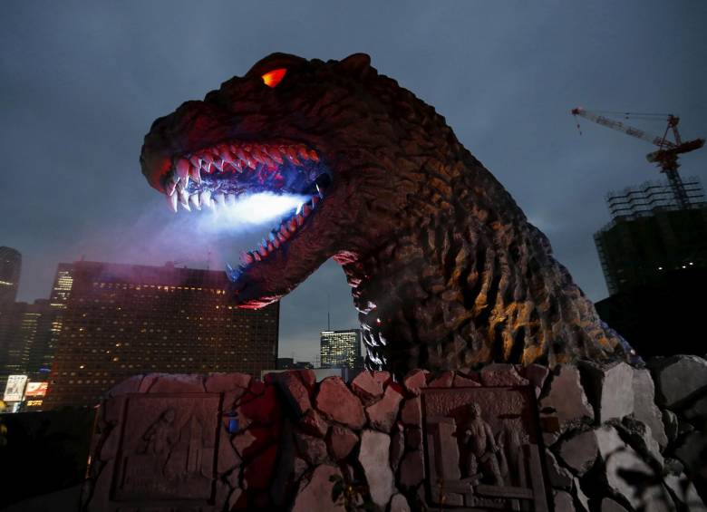 Esta es la figura de un Godzilla a escala real en un centro comercial de Tokio. Foto Reuters
