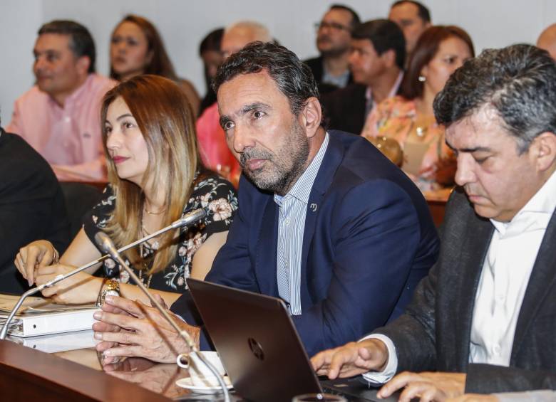 El gerente Jorge Londoño de la Cuesta (centro) durante su intervención el 24 de julio en sesión del Concejo de Medellín que abordó la contingencia en el proyecto Hidroituango. FOTO róbinson sáenz