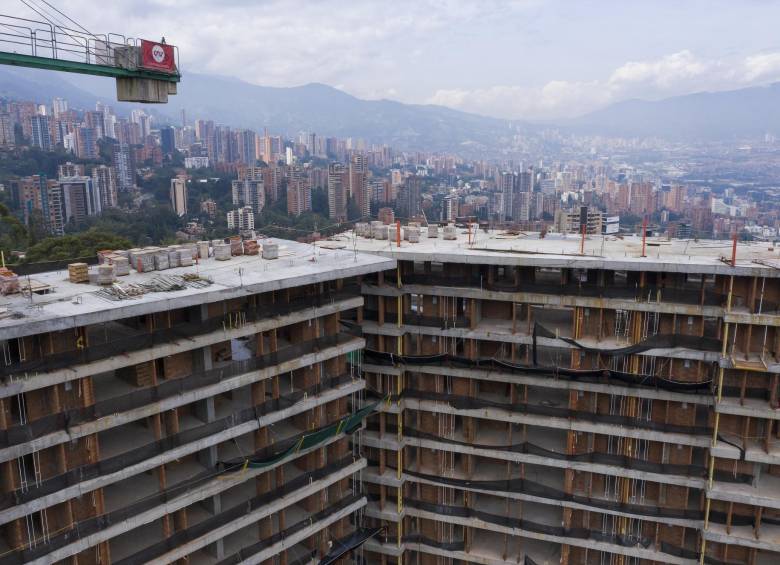 El 91 % de los proyectos de edificación reactivaron sus actividades, lo que permite garantizar empleo para cerca de 600.000 trabajadores. Foto Manuel Saldarriaga