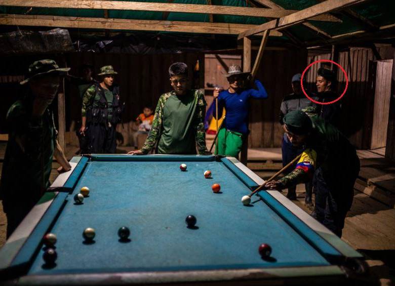 En esta imagen, publicada por el diario estadounidense se observa a “Noraldo” con un grupo de disidentes de las Farc. FOTO FEDERICO RÍOS, THE NEW YORK TIMES