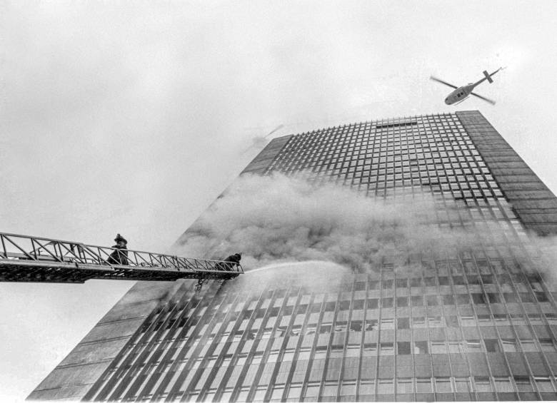 Manuel H. capturó este instante del incendio del edificio Avianca ocurrido en Bogotá (1973). Foto: Cortesía de familia de Manuel H. 