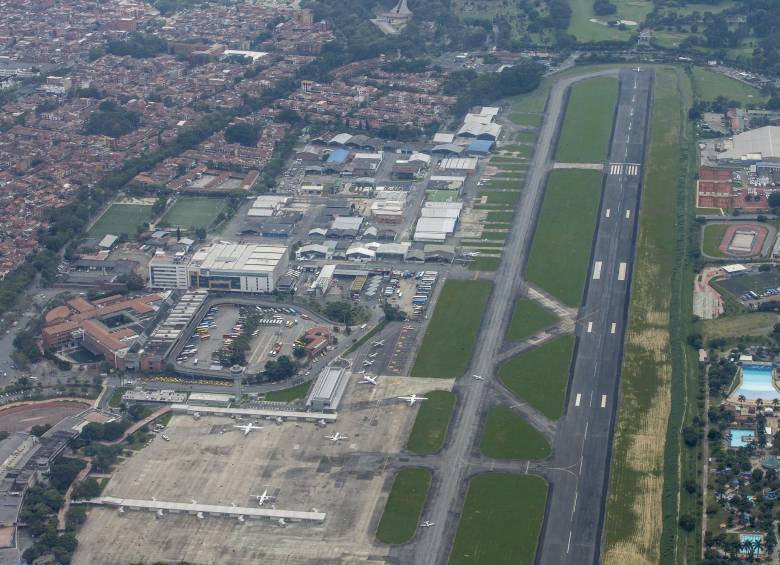La Aeronáutica Civil reemplazó a los operadores que están en aislamiento preventivo. Foto: Juan Antonio Sánchez Ocampo