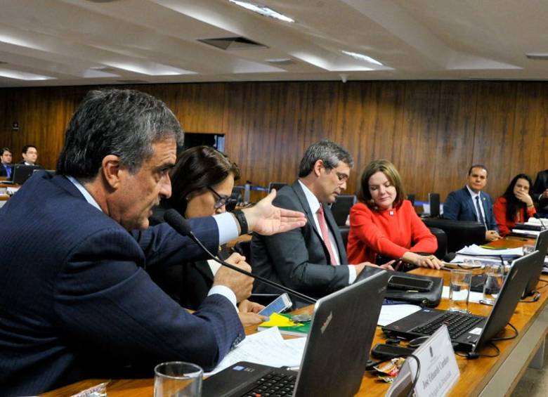 Audiencia para decidir futuro de Dilma Rousseff. A la izquierda, la defensa, representada por Jorge Eduardo Cardozo. A la derecha, contraparte, a la cabeza de Janaina Paschoal. FOTO cortesía