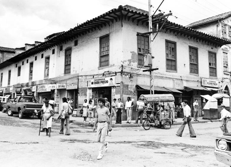 Los bares y cantinas fueron reemplazados por locales de cuanto cachivache existe. En la foto, una cacharrería llamada Mi buen precio; ahora es un restaurante. FOTO ARCHIVO CIP