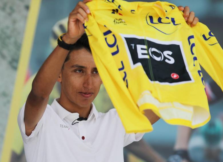 Su mayor trofeo: la camiseta que conquistó el 19 de julio, dos días antes de ganar el Tour. FOTO rEUTERS 