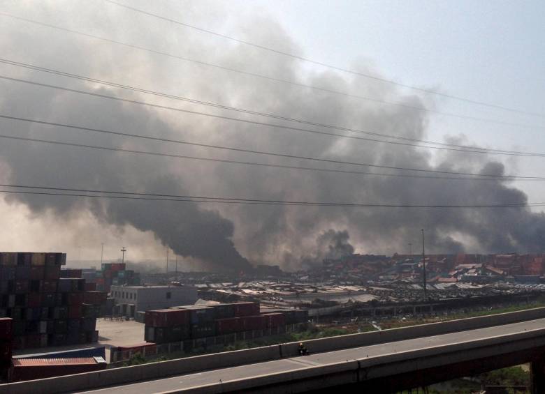 Las imágenes del día empiezan a dar cuenta de la magnitud de la explosión en el puerto chino de Tianjin. FOTO REUTERS.