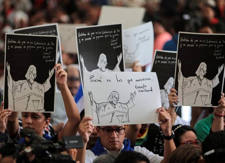 Enfrentamientos entre simpatizantes y opositores del presidente Daniel Ortega, marcaron el sepelio del escritor Ernesto Cardenal el pasado martes en Managua. FOTO AFP