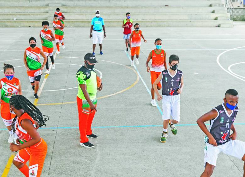 Por la pandemia, el equipo Urabá Panthers realiza entrenamientos en pequeños grupos desde que se autorizaron los horarios para hacer actividad física al aire libre. FOTO Manuel Saldarriaga