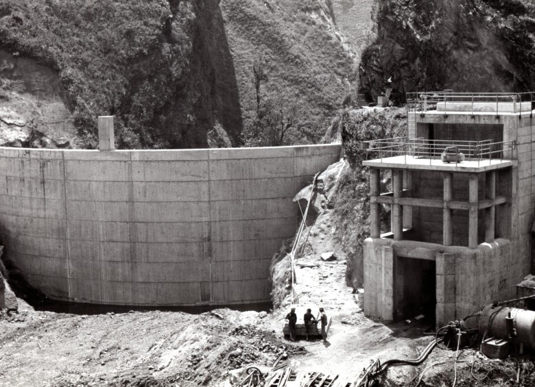 En 1970, ISA comenzó la construcción de la central hidroeléctrica Chivor, en Boyacá, privatizada en 1996.