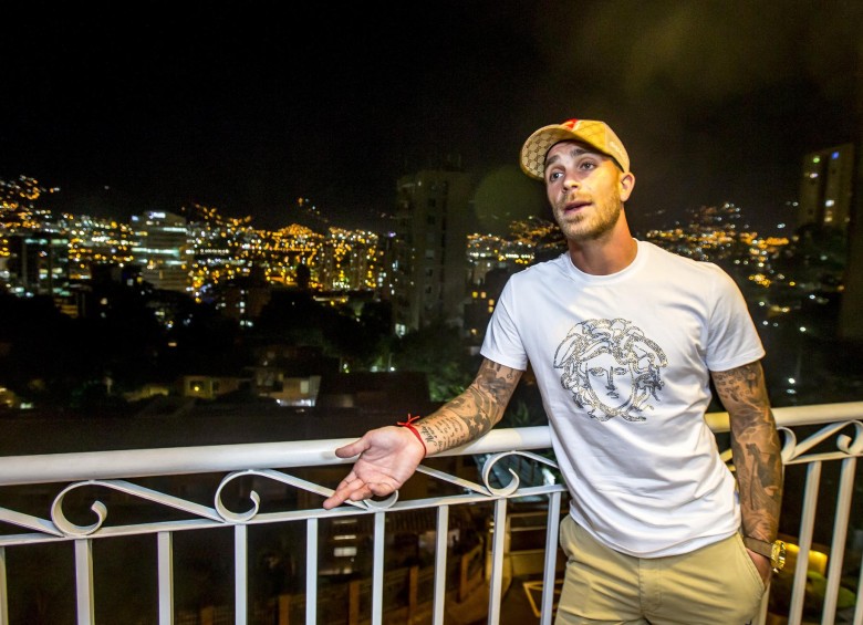 Es su apartamento, el argentino Adrián Arregui contempla la ciudad que espera conquistar con su fútbol. Un volante de marca aguerrido y buen inicio de juego. FOTO Juan Antonio Sánchez