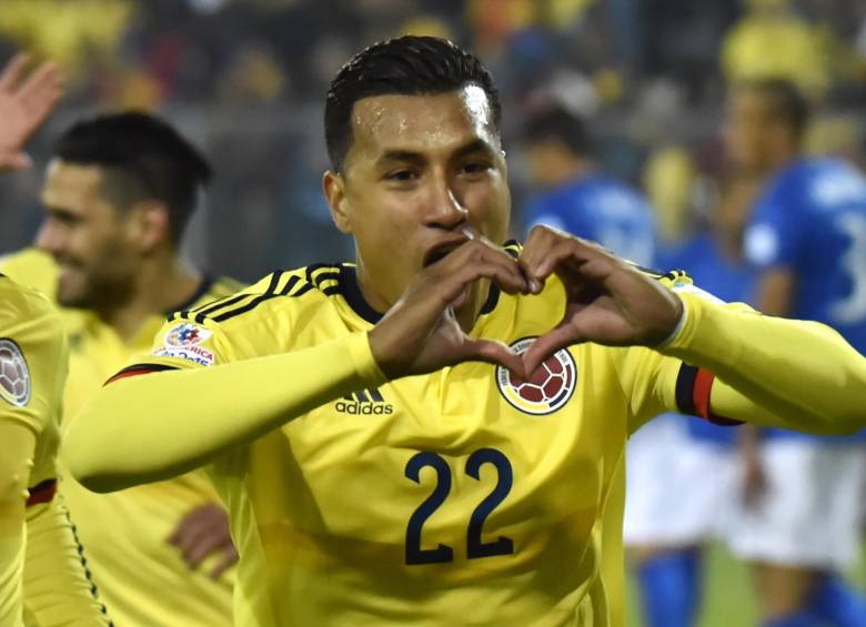 Cuadrado mandó un centro a la olla, Cristian Zapata alcanzó a pellizcarla y su compañero en la zaga central, Jeison Murillo, la empujó al fondo de la red. FOTO AFP