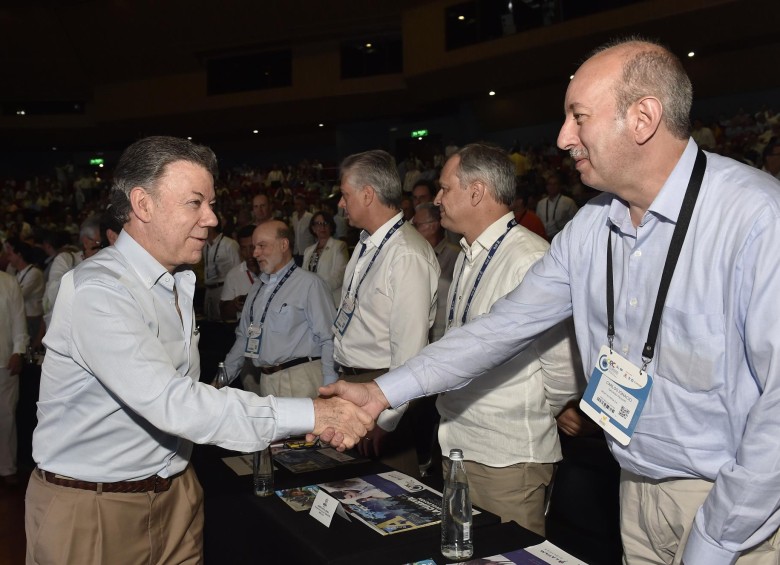 El presidente Juan Manuel Santos felicitó ayer a Carlos Ignacio Gallego, presidente de Nutresa, por los 100 años que cumplió este año la filial Noel. FOTO CORTESíA PRESIDENCIA