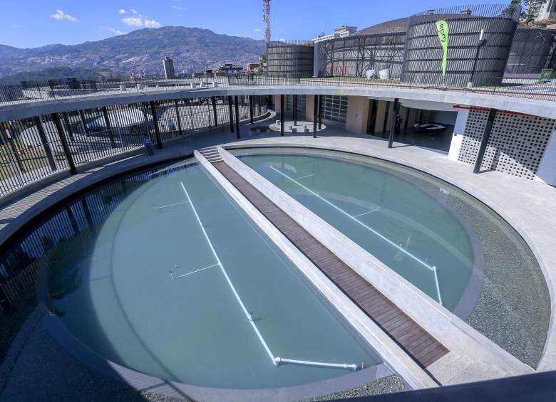 En un área construida de 2.212 m2 y un espacio público de 8.607 m2, la UVA de La Imaginación tiene salas de cómputo, salones múltiples, sala de ensayos musicales, chorritos de agua, terrazas, plazoletas, juegos infantiles y teatro al aire libre, entre otros espacios. Foto Juan Antonio Sánchez