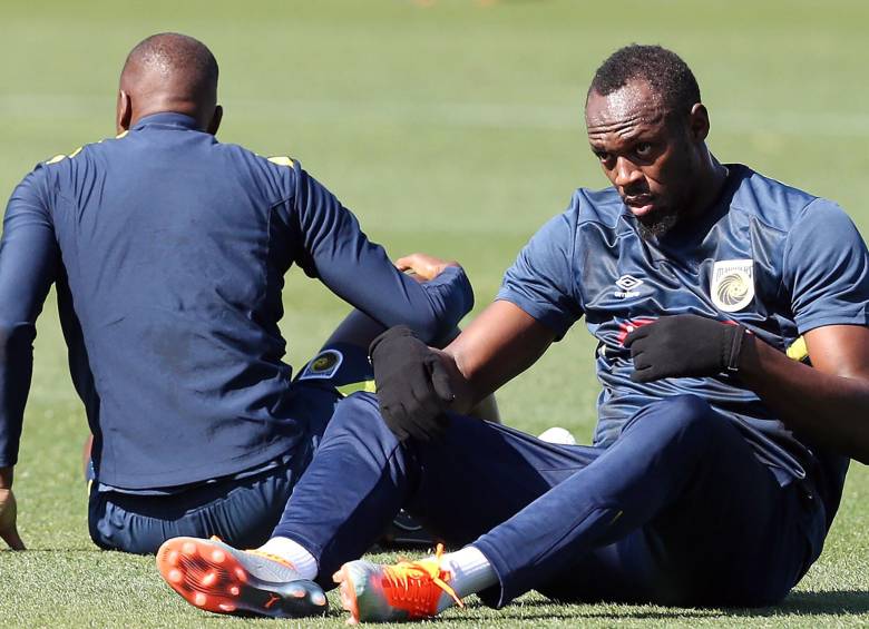 Usain Bolt durante la práctica con el Central Coast Mariners, su nuevo club. FOTO EFE