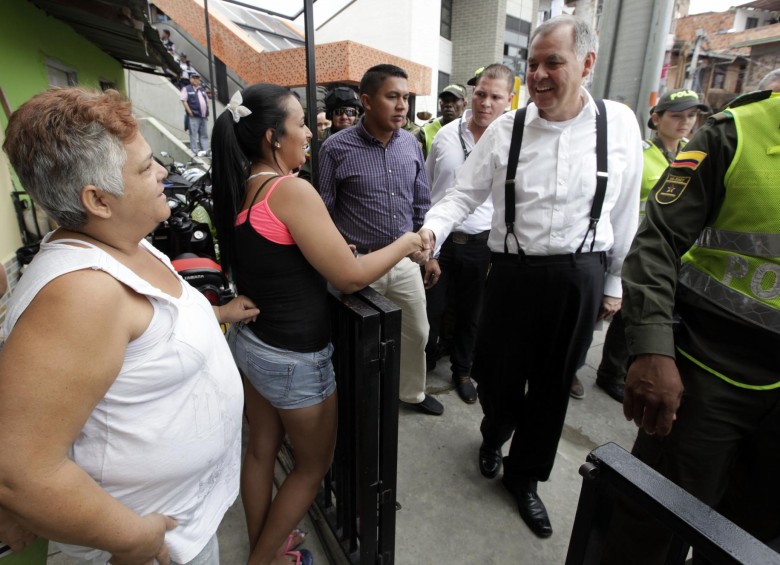 El procurador general de la Nación, Alejandro Ordóñez, saludó a los residentes de la comuna 13, se reunió con líderes del sector, comió paleta de mango y utilizó las famosas escaleras eléctricas del barrio Las Independencias. FOTO manuel saldarriaga