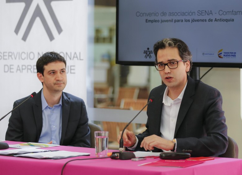 El director del Sena Antioquia, Juan F. Rendón, y el director de Comfama, David Escobar, al anunciar la alianza. FOTO J. A. Sánchez