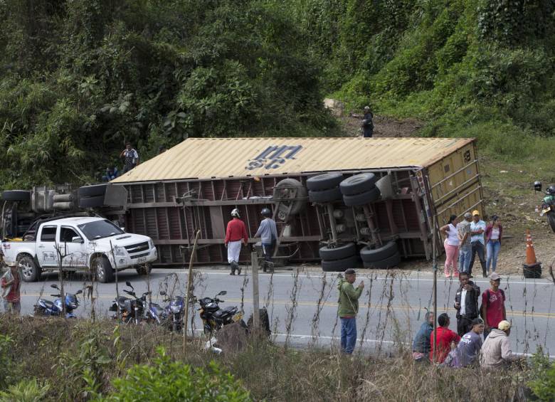 La tractomula se volcó luego de golpear la buseta que salió de Santa Rosa. FOTO Jaime Pérez