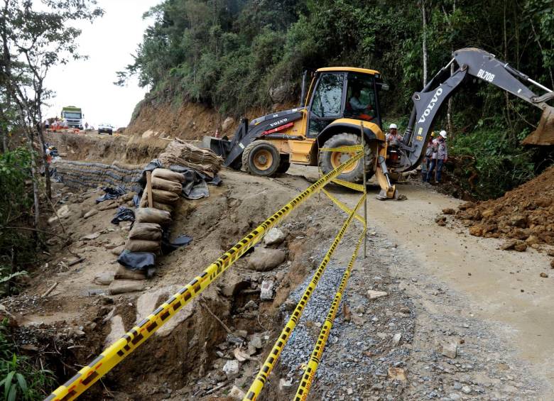 La mayor intervención no ha sido en los taludes de a montaña sino hacia los volados, buscando mayor estabilidad de la banca de la carretera. FOTO julio césar herrera