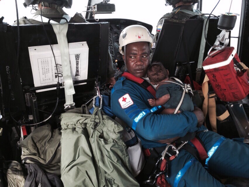 Comiendo cocos que logró sacar de la carga que llevaba la avioneta y tomando agua de un arroyo en cuya orilla hizo un cambuche, sobrevivieron Nelly Murillo Moreno, de 18 años, y su bebé de cinco meses, Yudier Stewar Moreno. FOTO CORTESÍA