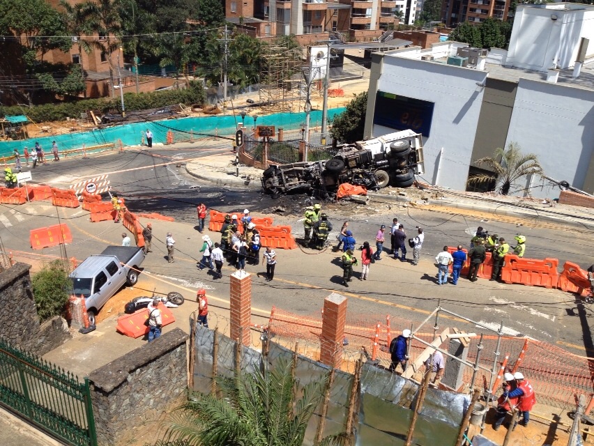 La volqueta chocó contra cinco vehículos, cuatro motos y una retroexcavadora. FOTO EDWIN BUSTAMANTE