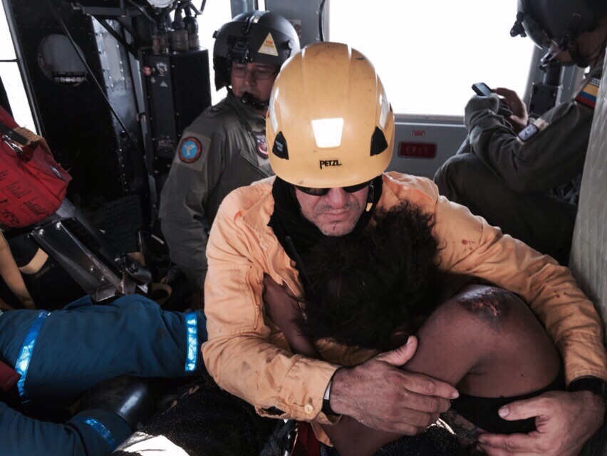 Los encontraron a las 2.00 p.m. La mujer presentaba quemaduras de primer y segundo grado en la cara, un brazo y una pierna y laceraciones en los hombros. El bebé estaba ileso. FOTO CORTESÍA