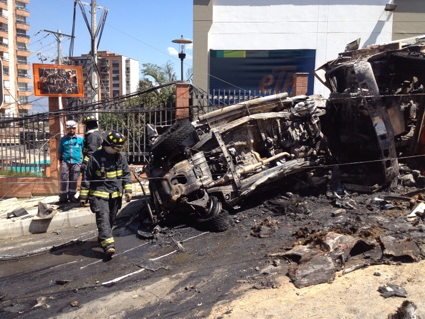 La volqueta se habría quedado sin frenos y venía bajando por Los Balsos. FOTO EDWIN BUSTAMANTE
