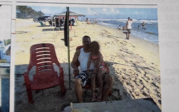 ”Pirry”, con una menor de edad, en lo que las autoridades creen es una playa venezolana. FOTOS cortesía