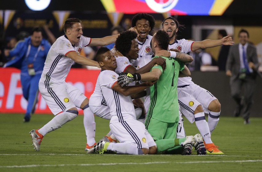 Ospina celebra con sus compañeros el paso a la semifinal. FOTO AP