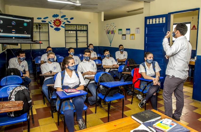 Estudiantes del Tomás Carrasquilla recibieron tapabocas al inicio de la jornada y asisten por grados a la institución. FOTOS juan antonio sánchez