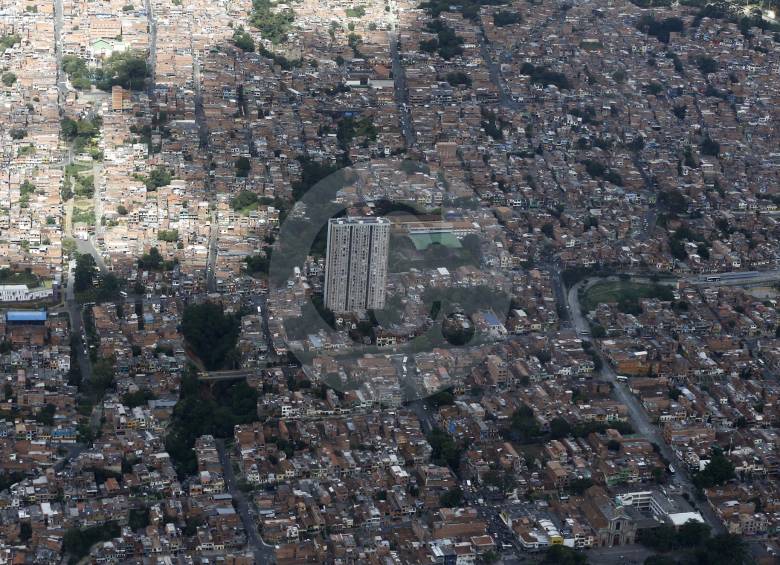 El nororiente de Medellín, así como otros sectores de las laderas de Medellín guardan muchas de las historias de violencia que busca sanar Sinergia. FOTO DONALDO ZULUAGA